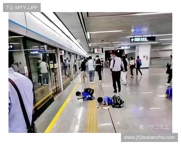 杨威家的冰箱里塞满蛋白粉，娃放学回家先练倒立再写作业